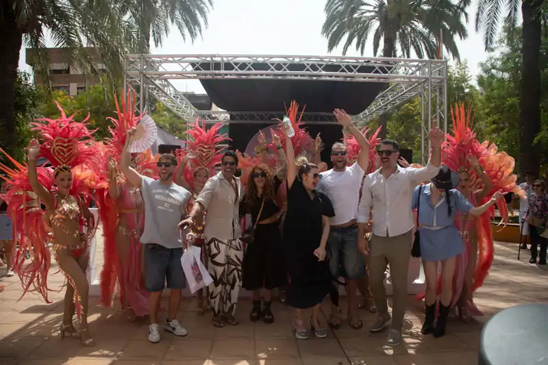El market previo al desfile en la Plaza de la Constitución de Torrevieja 